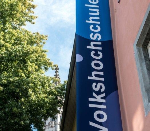 Banner an der Volkshochschule Konstanz