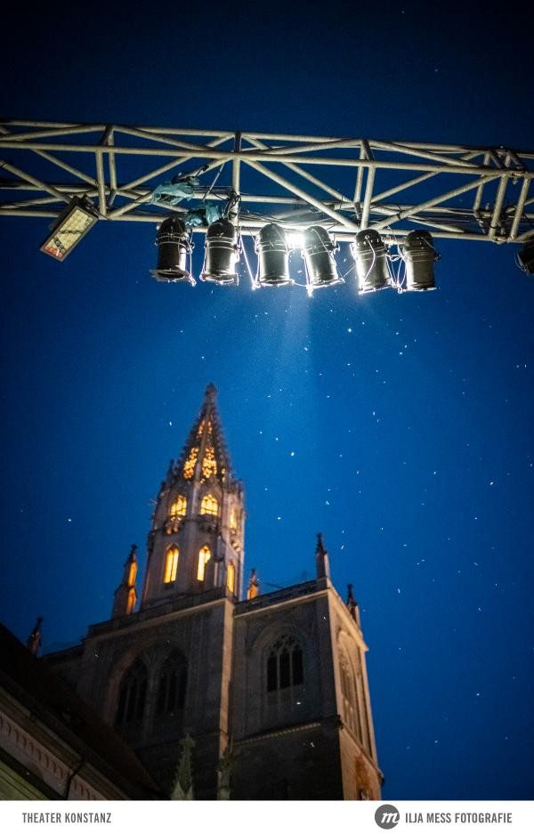 Das Münster vor einem Nachthimmel und einem Scheinwerferträger.