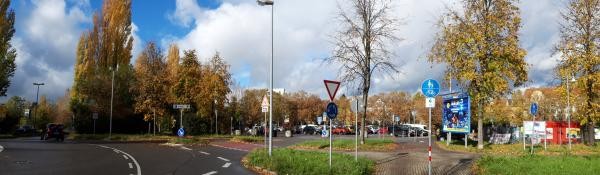 Döbeleparkplatz und Kreisverkehr im Vordergrund