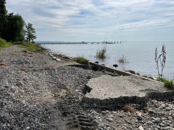 beschädigter Weg am Seeufer