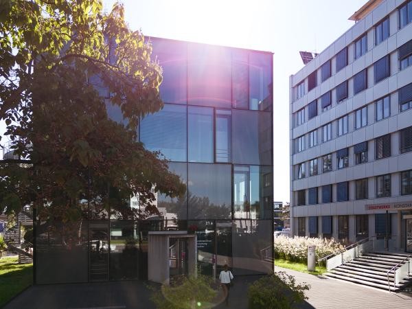 Zweui Gebäude mit Sonne im Hintergrund