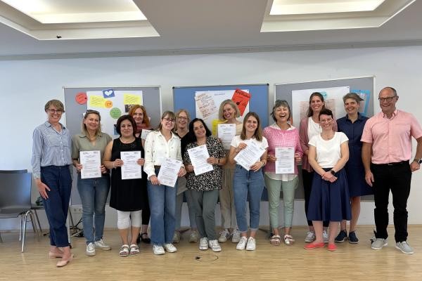 Gruppenbild, Menschen mit Urkunden