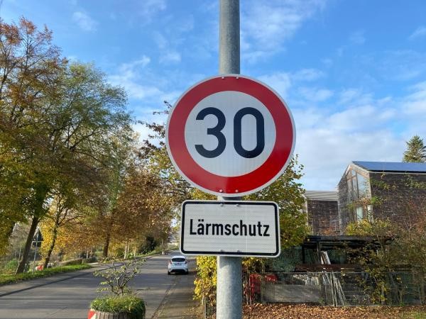 Schild Tempo 30 mit Zusatzschild Lärmschutz