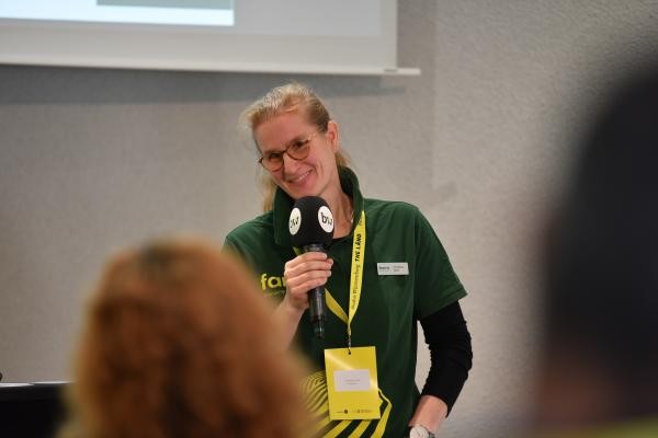 Große Bühne: Beim Wettbewerbsfinale pitch Christina Groll am 3. Dezember 2024 um den ersten Platz auf der bw-i Jahrestagung in Stuttgart. (c) Start-up BW