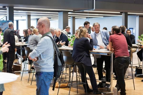 Teilnehmer der Diagnostics - 4 - Future Conference an Stehtischen