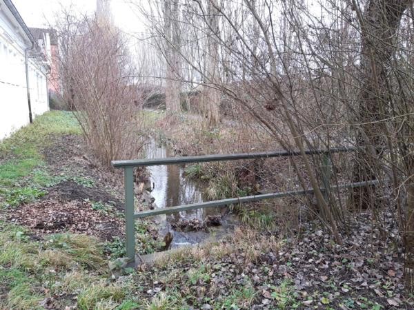 Bachlauf neben einem Wohnhaus