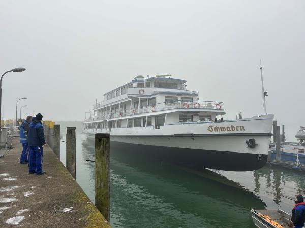 Motorschiff "Schwaben" liegt im Wasser vor der Werft. 