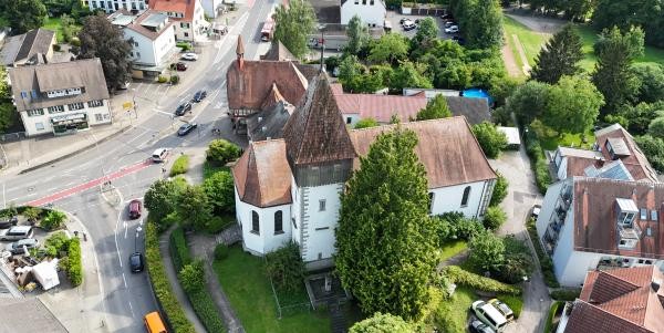 Schrägluftaufnahme der Kirche