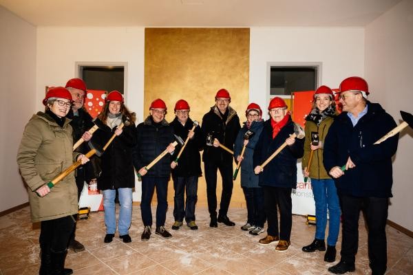 (v.l.n.r.): Gabriele Davidson und Chrisioph Schroff (Architekten), Nathalie Müller (Vorständin Caritas), Joachim Filleböck (Aufsichtsrat Caritas), Andreas Hoffmann (Projektleiter Caritas), Oberbürgermeister Uli Burchardt, Bärbel Sackmann (Vorständin Caritas), Wolfgang Müller-Fehrenbach (Aufsichtsratsvorsitzender Caritas), Caroline Engstler (Caritas), Frank Schädler (Leiter des Amts für Bildung und Sport) 