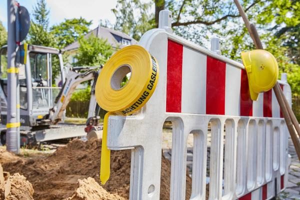 Rot-weiße Baustellenabsperrungen. 