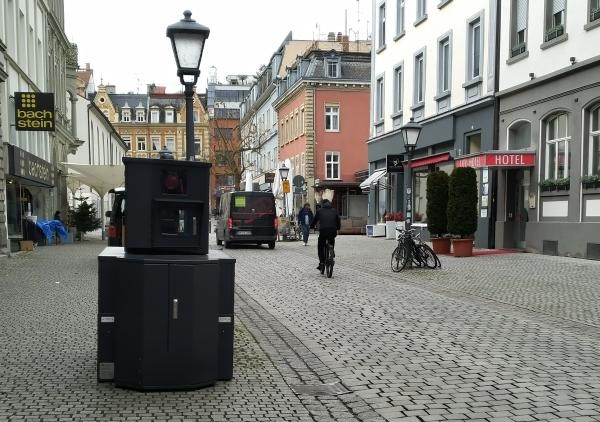 Eine schwarze Blitzeranlage steht in der Fußgängerzone.