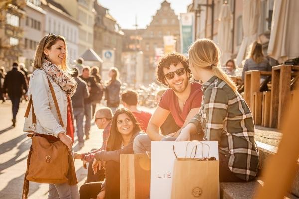 Gruppe Menschen mit Einkaufstüten in der Innenstadt