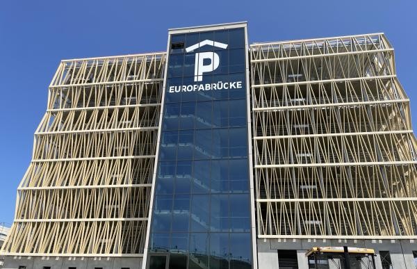 Die Fassade eines Parkhauses