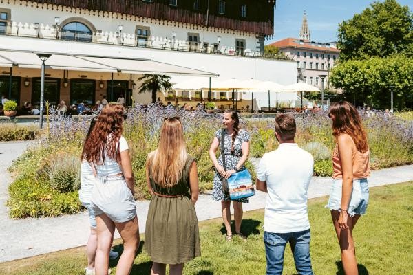 Stadtführung in Konstanz am Bodensee vor dem Konzilgebäude
