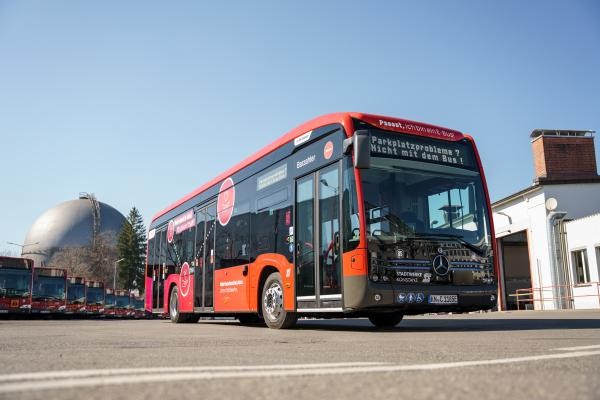 Ein roter Bus