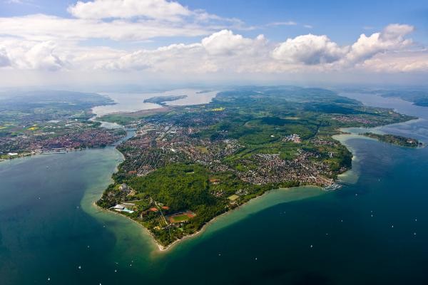 Luftbild von Konstanz, auf dem viel Wasser und Grünflächen zu sehen sind