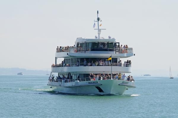 Ein weißes Schiff auf dem Wasser