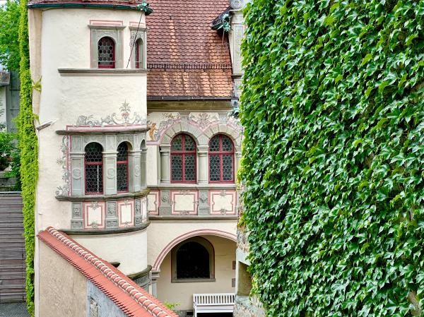 Teil der Fassade des Rathauses in der Kanzelistraße