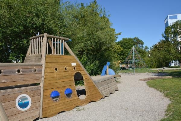 Schiff und Klettergerüst am Spielpark Schänzle