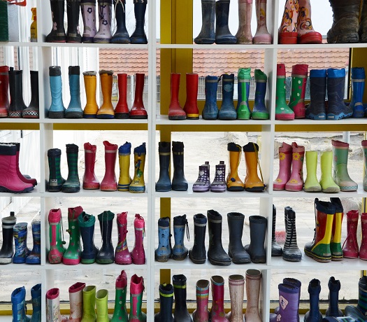 Bunte Gummistiefel in einem Regal