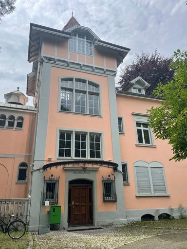 Imposanter Eingang zu einer pfirsichfarben gestrichenen Villa