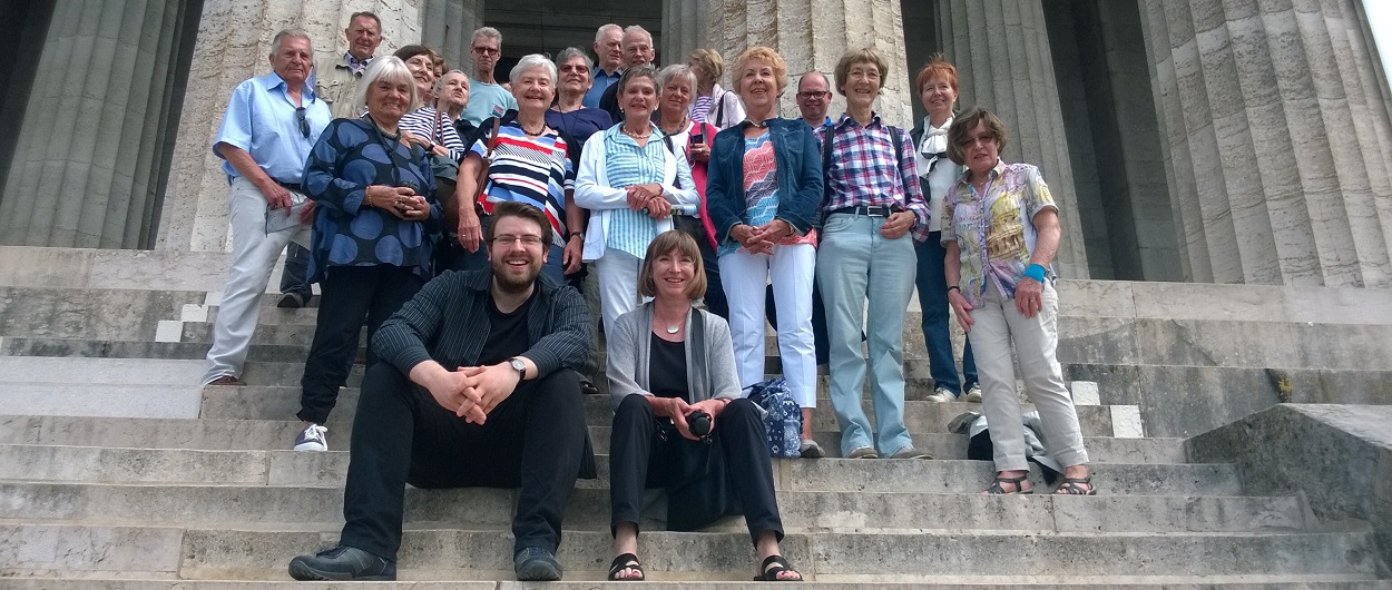 Der Förderverein auf seinem jährlichen Ausflug – 2018 ging es nach Niederbayern. Dieses Foto entstand auf der Treppe der Walhalla.